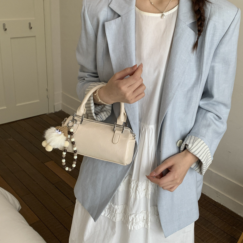 Nicho de diseño retro bolso de mano mujer 2026 primavera nuevo bolso de hombro sensación diaria de moda oblicuo bolso cilíndrico