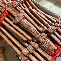 桃の木の剣の桃の木の斧の木の彫刻の家具の置物の透かし彫りの彫刻の子供のおもちゃの木の剣の工芸品のメーカーの卸売り