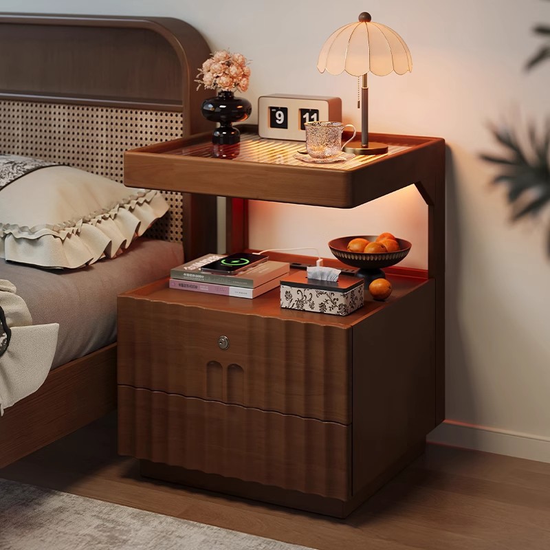 Mesita de noche de estilo antiguo de madera maciza Dormitorio doméstico 2025 estilo explosivo con cerradura Armario de almacenamiento de cabecera de alta gama de lujo ligero
