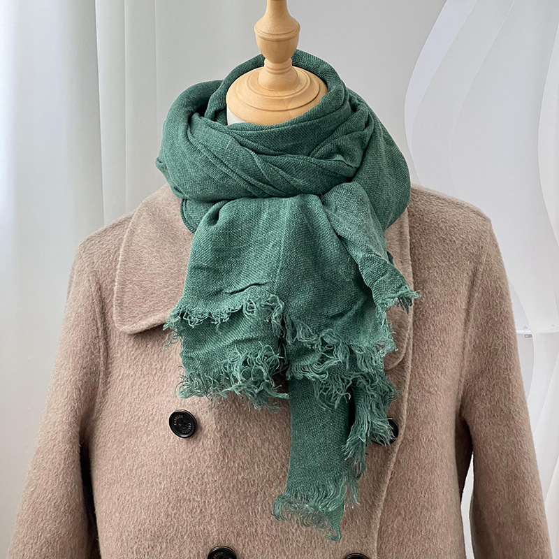 Otoño y invierno bufandas de mujer nuevo ocio versátil color sólido transpirable borde de lana gruesa bufandas cálidas bufandas de seda al por mayor