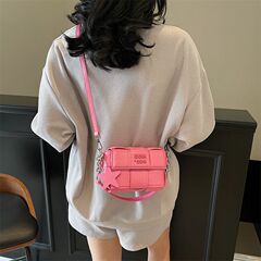 ローズピンクドーパミンスーパーホット織バッグ女性のための 2025 新しいハイエンドライト高級ニッチデザインクロスボディバッグ