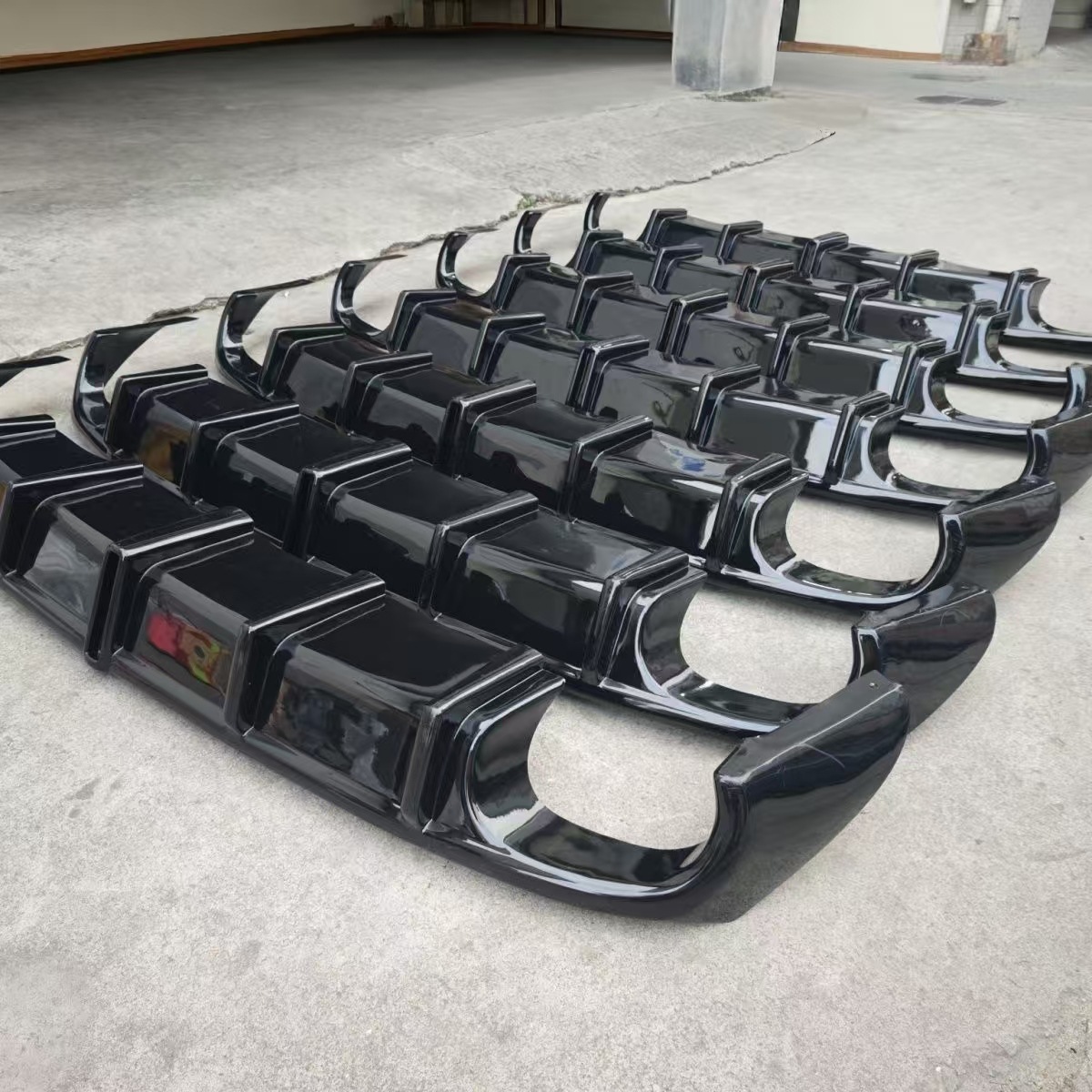 Suitable for 2021-2023 GAC Trumpchi Emkoo, modified with a large rear bumper lip, featuring a carbon fiber pattern and integrated lights, and a rear spoiler lower guard
