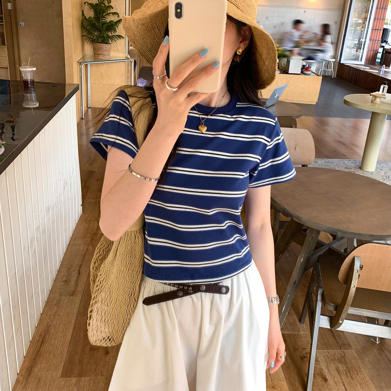 American Retro Blue and White Striped Short-Sleeved T-Shirt for Women, Summer Color-Blocking Design, Slimming and Versatile Top American Retro Blue and White Striped Short-Sleeved T-Shirt for Women, Summer Color-Blocking Design, Slimming and Versatile Top