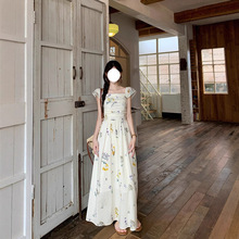 小飞袖方领碎花连衣裙子女夏季2025新款海边度假茶歇法式气质长裙