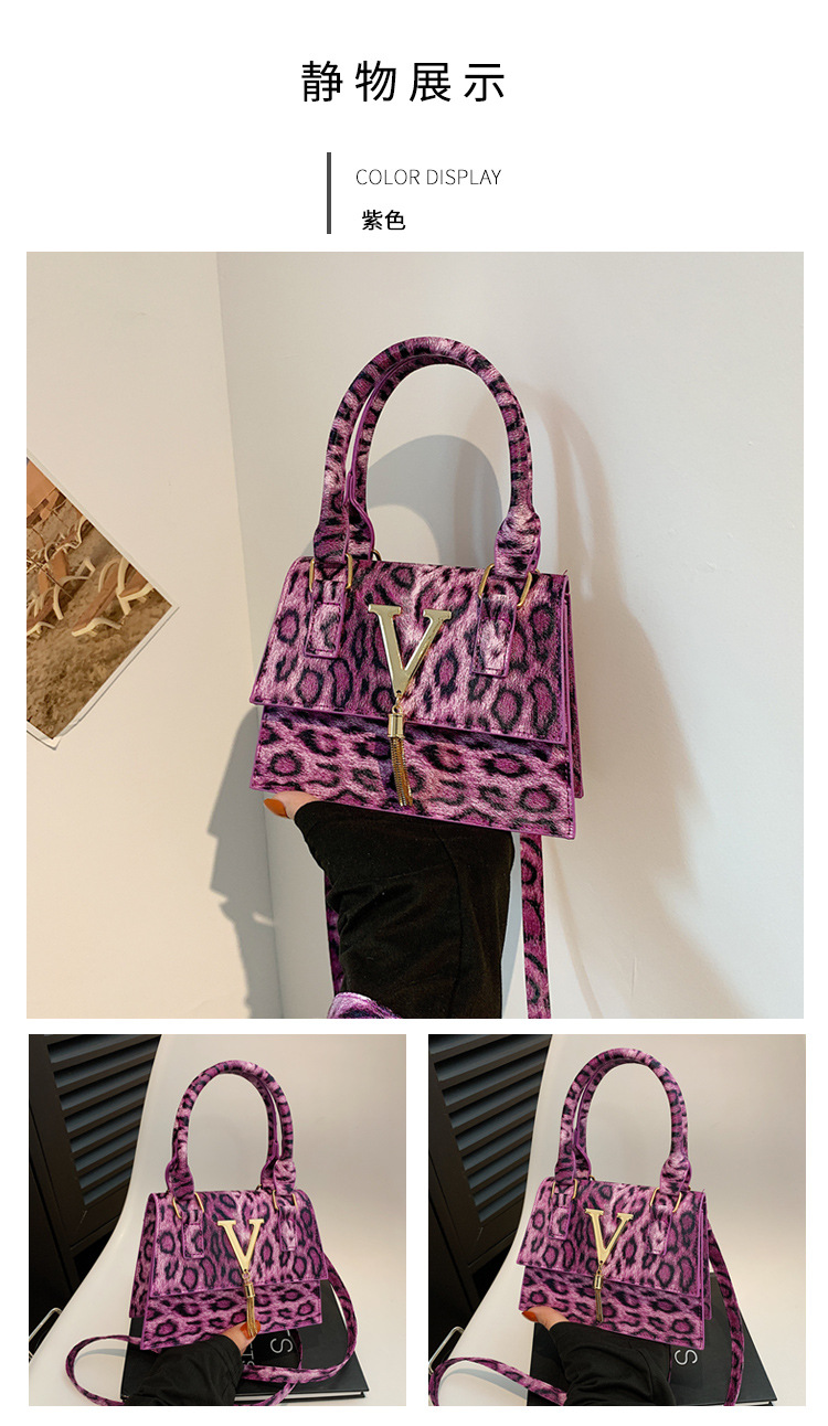 The new leopard print handbag is trendy and stylish. The crossbody bag has a simple texture and a spicy girl style. It is a unique single-shoulder small square bag undefined
