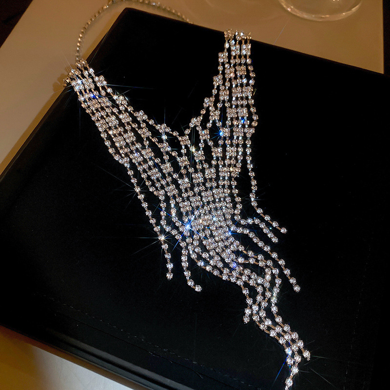 Collar de perlas con lazo de diamantes exagerado europeo y americano, temperamento de nicho, cadena de clavícula, moda, lujo ligero, joyería de alta gama, mujer