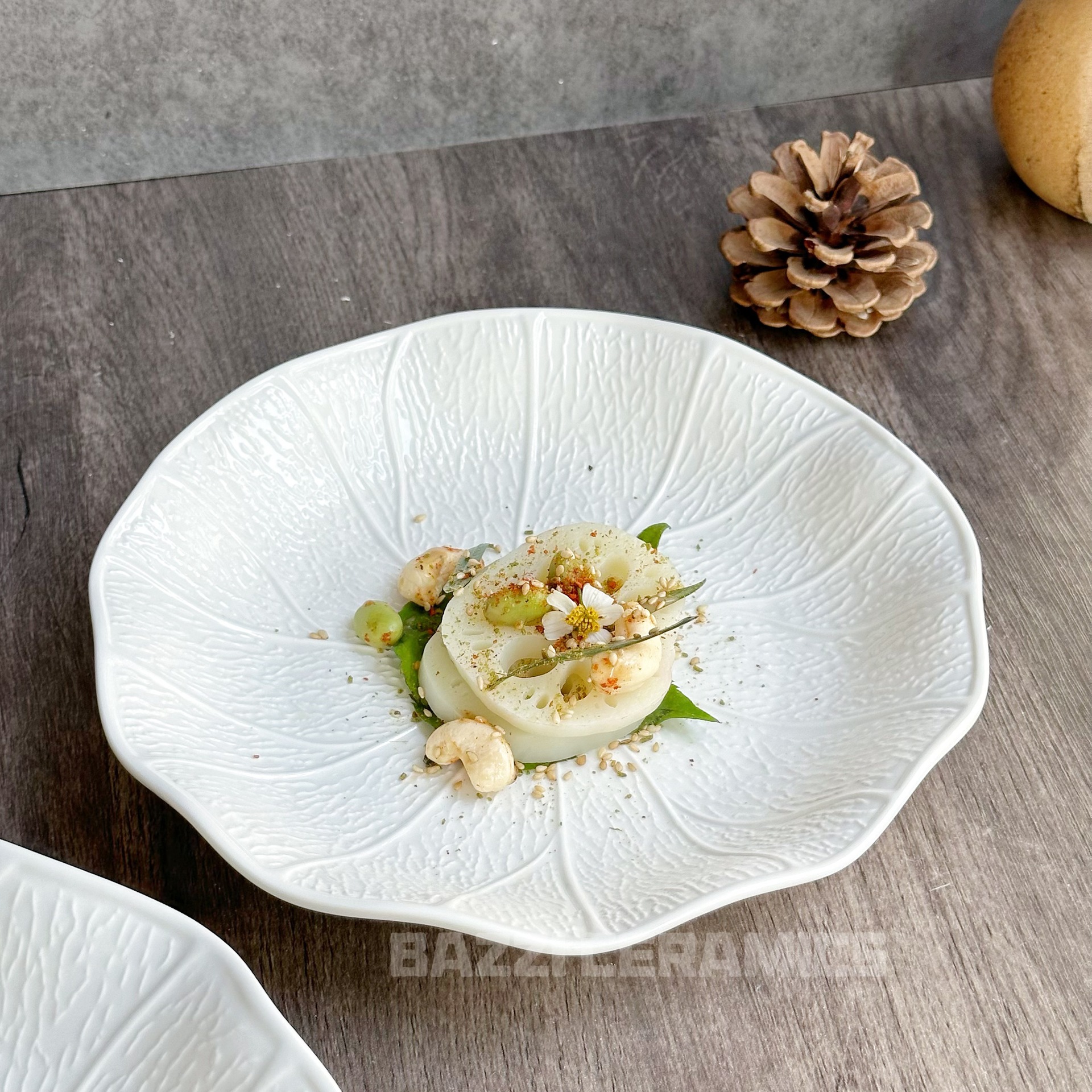 중국 스타일의 창의적인 식기, 스낵 접시, 양각 연꽃 패턴 특별한 모양의 물고기 접시, 꽃 접시, 순백색 고급 세라믹 접시