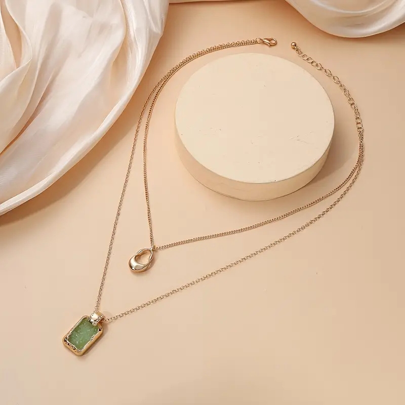 La nostra collana minimalista a strati unisce catene delicate e lusso discreto. Indossala come un piccolo promemoria della tua bellezza e della tua serena sicurezza._voghion.com
