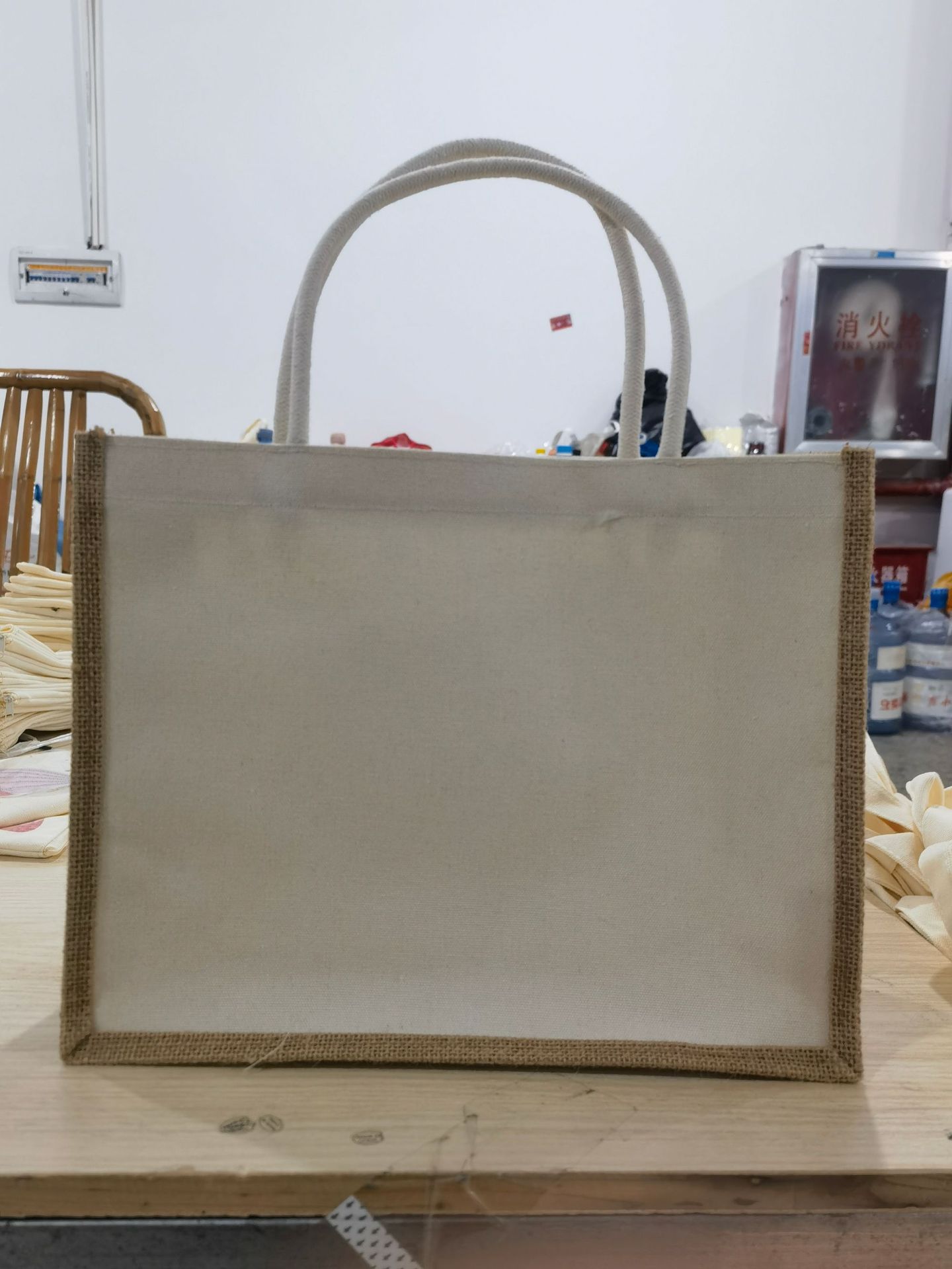 Bolsa de lino en blanco personalizado en stock cuerda de algodón bolsa de lino portátil vintage recubierto de lino grueso publicidad de compras bolsa de yute
