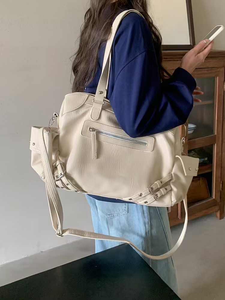 2025 invierno versátil gran capacidad remaches bolsa bolsa de locomotora de PVC mujer bolsa de locomotora al por mayor color mezclado MOQ 1 pieza dientes de perro