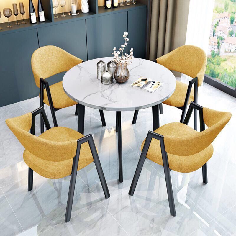 모조 흰색 대리석 테이블 상판 + 검정색과 노란색 천 의자