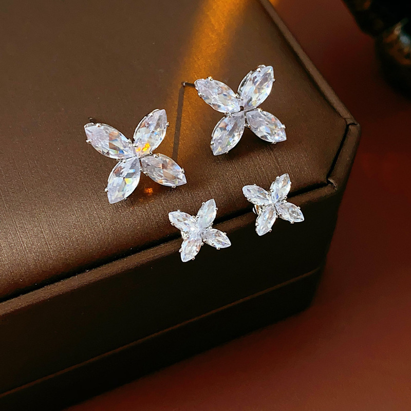 シルバー針ジルコン磁気 4 枚の花びらの花のイヤリング女性のための韓国スタイルの小さな新鮮な ins スタイルのイヤリングシンプルで甘いイヤリング卸売|undefined