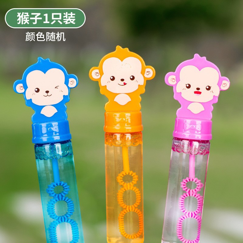 Varita de burbujas de panda de dibujos animados para que los niños la sostengan y hagan burbujas al aire libre en el parque.