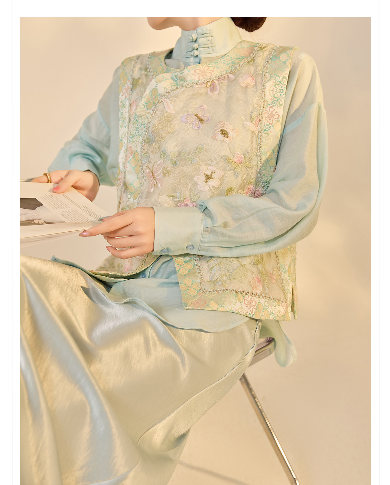 Áo vest gile nữ lụa tơ tằm thêu họa tiết cổ tròn không tay phong cách Trung Hoa mới ZX N6021 — màu xanh nhạt chi tiết 8