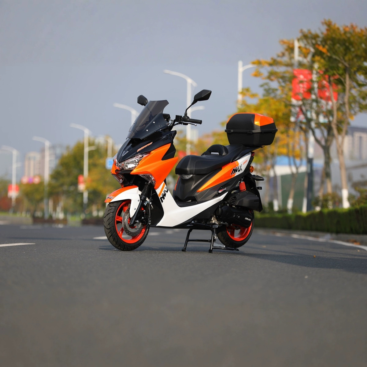 Motocicleta de Dos Ruedas para Adultos, Scooter de 150cc, Modelo Lion Roar 2025, a Gasolina, Disponible para Matricular en Todo el País.