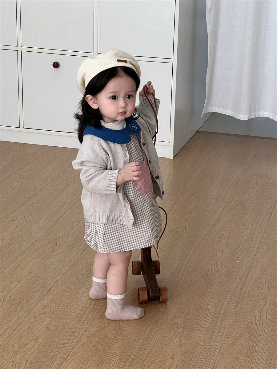 2026 ropa de primavera infantil nueva ropa de bebé femenina ropa infantil coreana vestido a cuadros set cardigan de punto