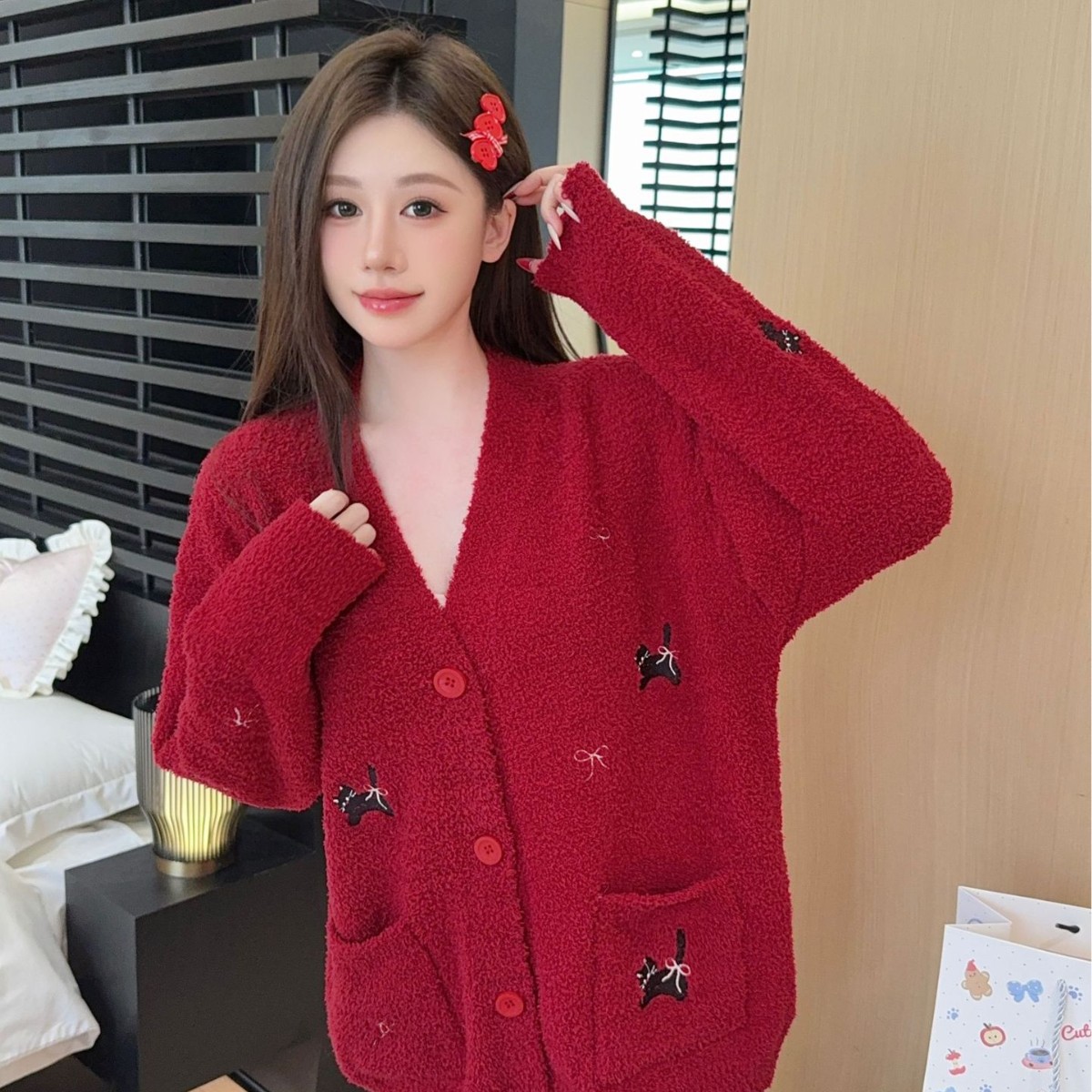Winter V-Neck Women's Velvet Thickeneded Half-Velvet Home Clothes Can Be Worn Outside, Fashionable and Loose Embroidered Cardigan Pajamas