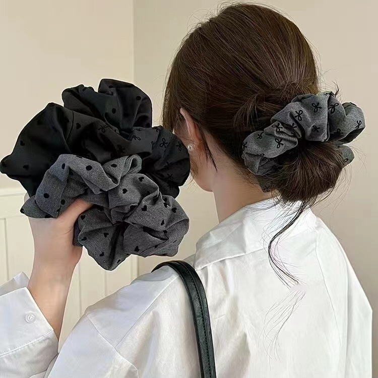 フランス式の黒い灰色の波は蝶結びをつけます。|undefined