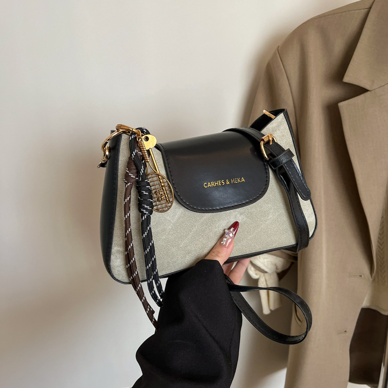 Textura de mujer mochila casual 2025, nuevo paquete de hombro de moda de primavera coreana simple empalme bolso debajo de la axila