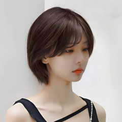 かつらの女性のショートヘアの年齢を減らします。