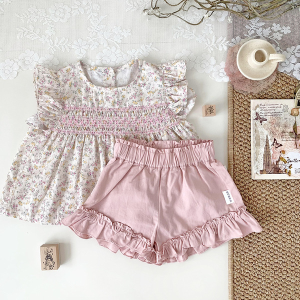 Cute shirt with a round collar
