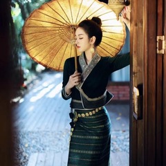 タイ族の新型の婦人服のスーツの西双版納の伝統的なタイ族の服装の水をかけます祭りの旅は写真の服装のスカートを撮影します。