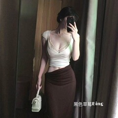 Tシャツは腰が高くて痩せています。