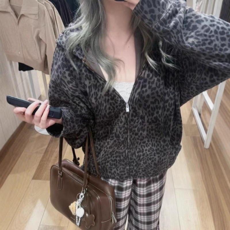 25S Korean Trendy Brand Hollister Leopard Print Hooded Short Zipper Jacket for Women, Casual and Versatile, Slimming and Leg-Lengthening 25S Korean Trendy Brand Hollister Leopard Print Hooded Short Zipper Jacket for Women, Casual and Versatile, Slimming and Leg-Lengthening