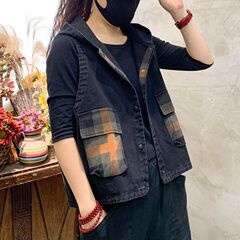 2024春秋の薄い格子の色合わせのデニムの肩の女性はゆったりしていて、やせています。