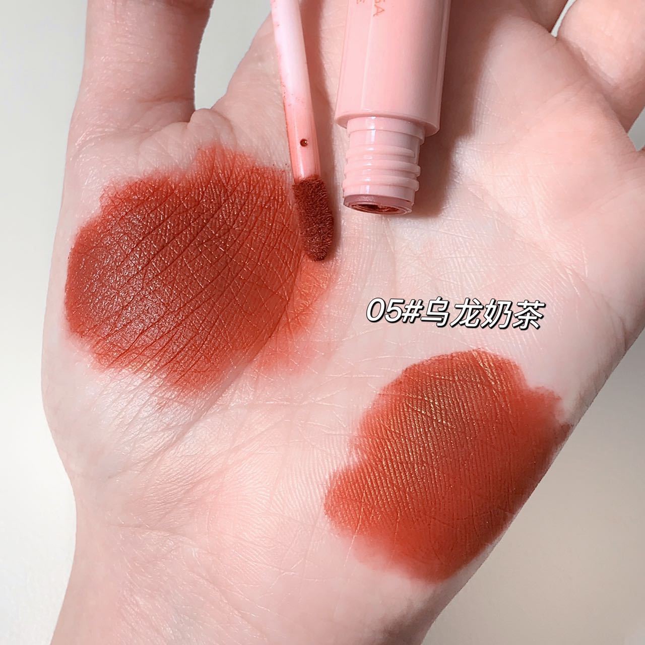 The lip gloss set of lipstick has a matte finish and is not easy to stick to cups. The lip gloss and lip gloss are also good undefined