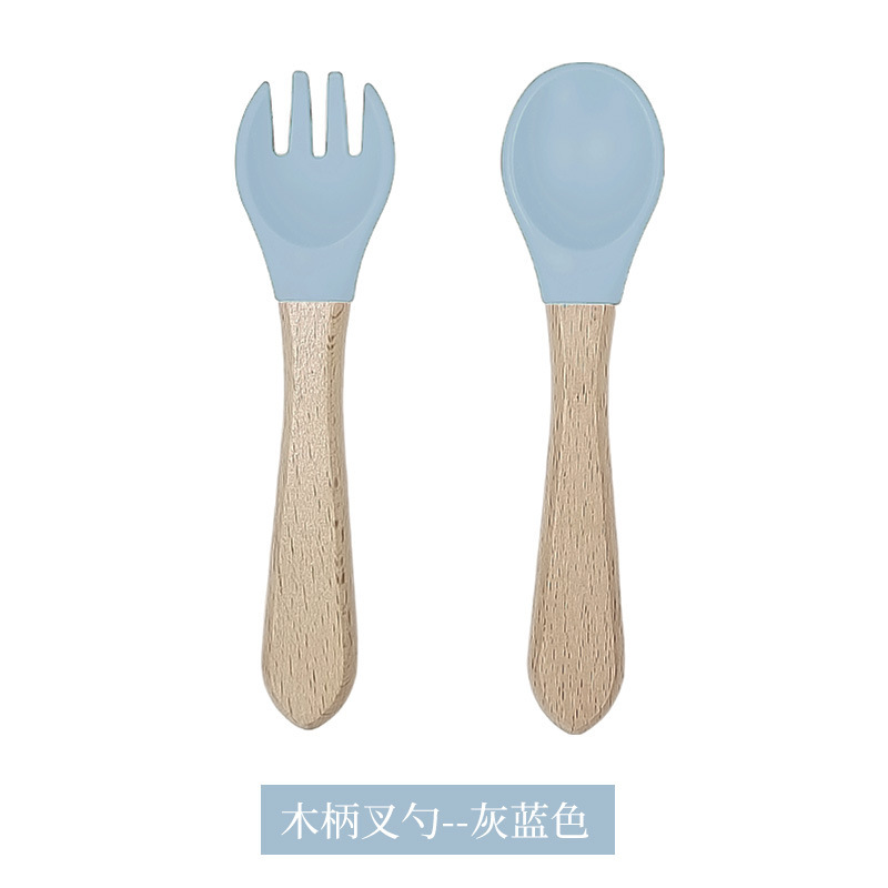 회색 파란색 나무 포크와 스푼