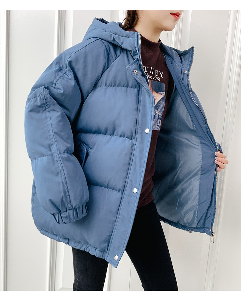 秋冬の新型のショートダウンの綿服の女性韓国版のゆったりした学生のパン服と帽子の保温の綿服のコートが湿っています。