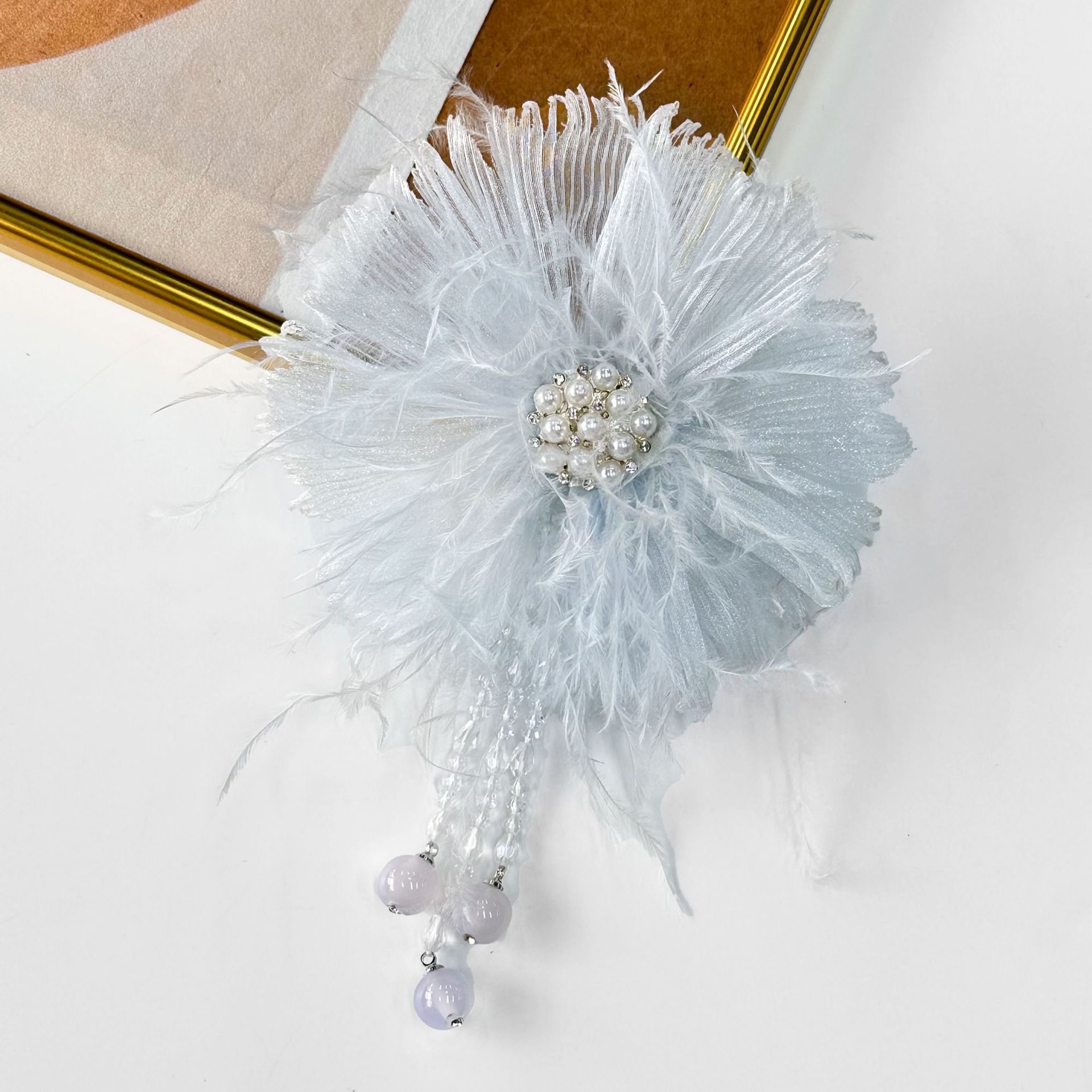 Plumas de perlas de Qixian accesorios de flores hechas a mano broches de cabello DIY temperamento pectoral ropa característica accesorios al por mayor