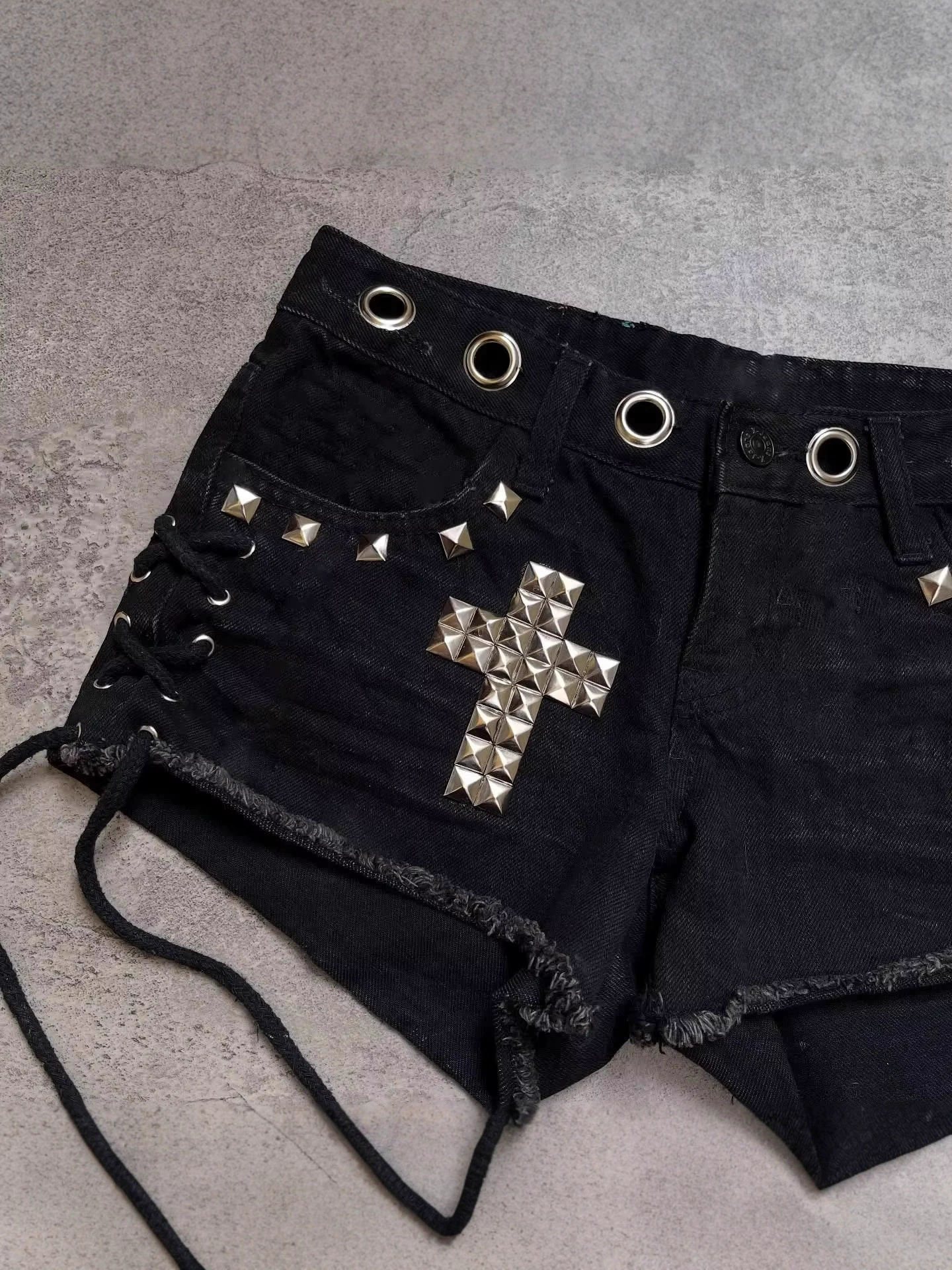 Шорты унисекс Y2K в стиле high-street gothic, со стальными заклёпками и крестом, чёрные