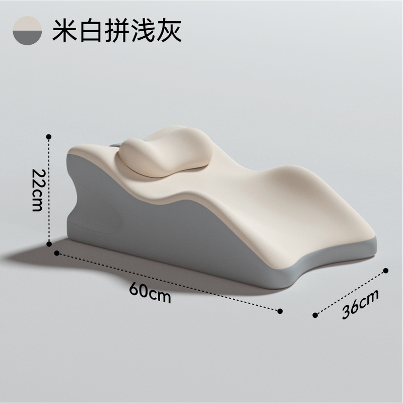 ベッドの上で寝て枕をしてベッドの神器の多機能の腹臥位の枕をして寝ています。|undefined