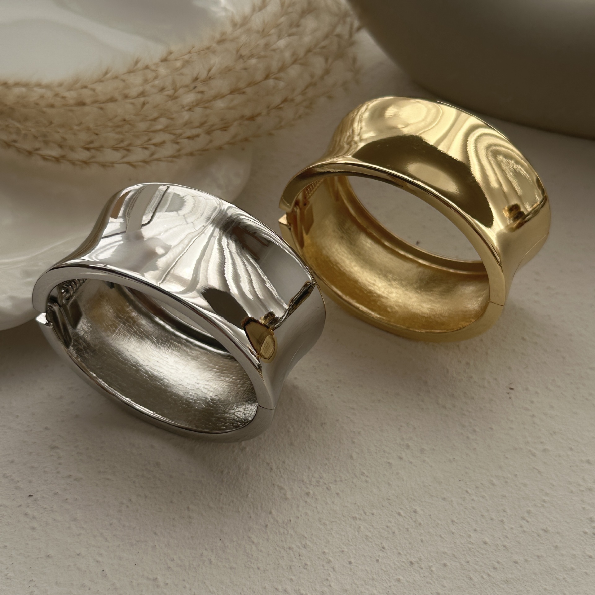 56g Weight Bangle Classification Alloy Chain Material 1 Piece Quantity Daily Occasion Alloy Material Solid Color Pattern Women's Gender Plating Design Exaggerated, Simple Style Style Exaggerated Simple Style Solid Color Alloy Bangles Wholesale 9