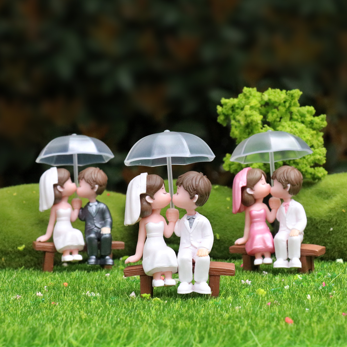 Cute Cartoon Umbrella-Holding Series Bride and Groom Couple Figurines Boy and Girl Models Desktop Cake Decoration Ornaments