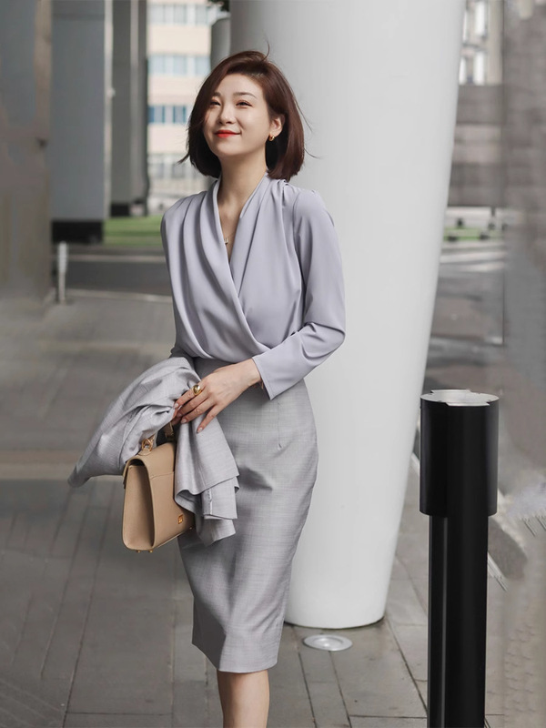春秋新款女装宽松V领百搭纯色衬衫设计感女装衬衫职场通勤经典色|undefined