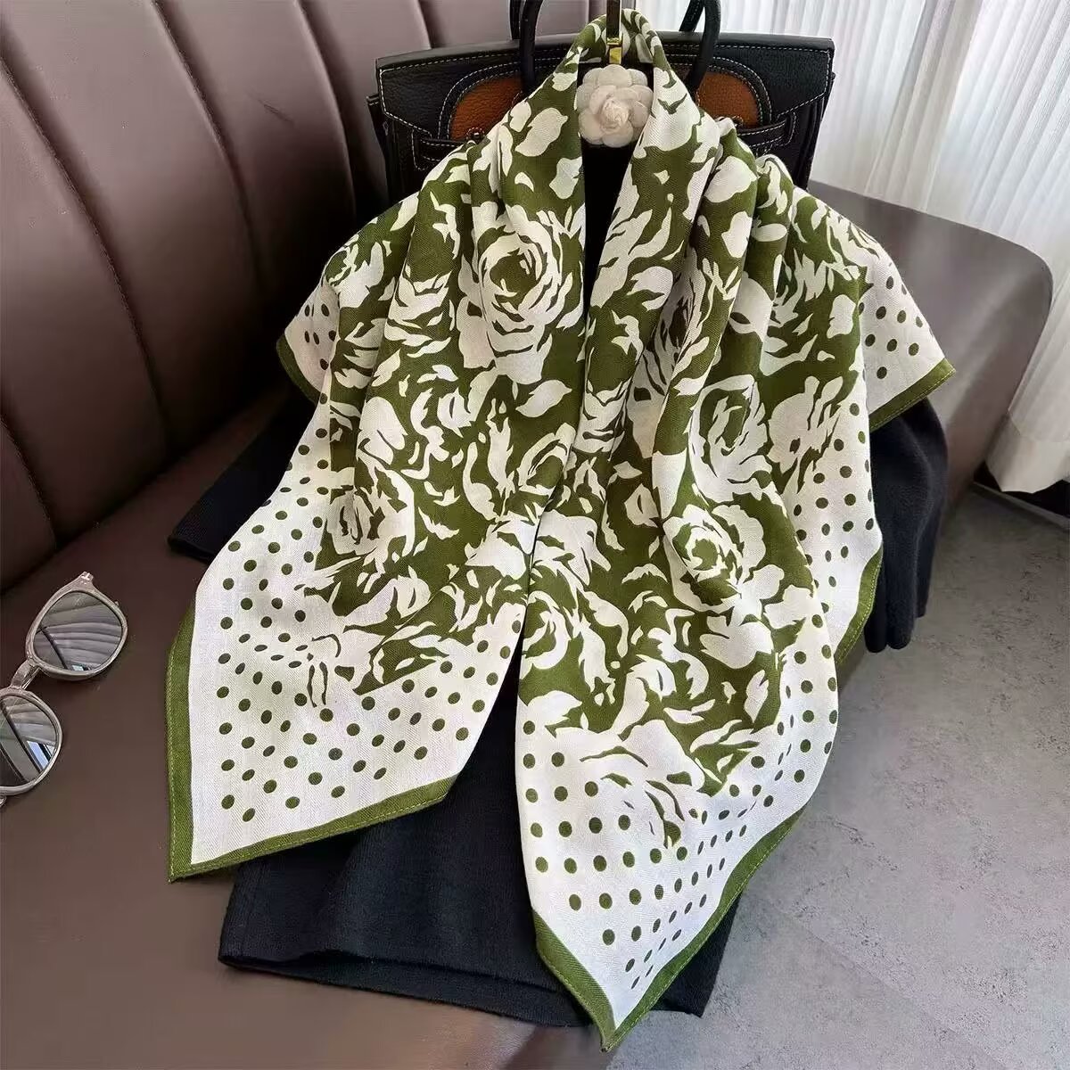 Cachecol feminino de cashmere sintético com estampa de bolinhas e rosas, tamanho grande quadrado de 90 cm, estilo étnico, macio e agradável ao toque. Ideal para aquecer o pescoço._voghion.com