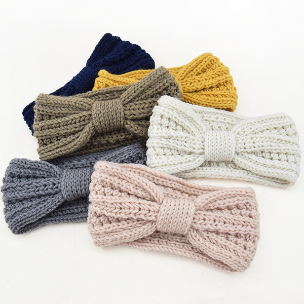 Knitted hairgrip with bow