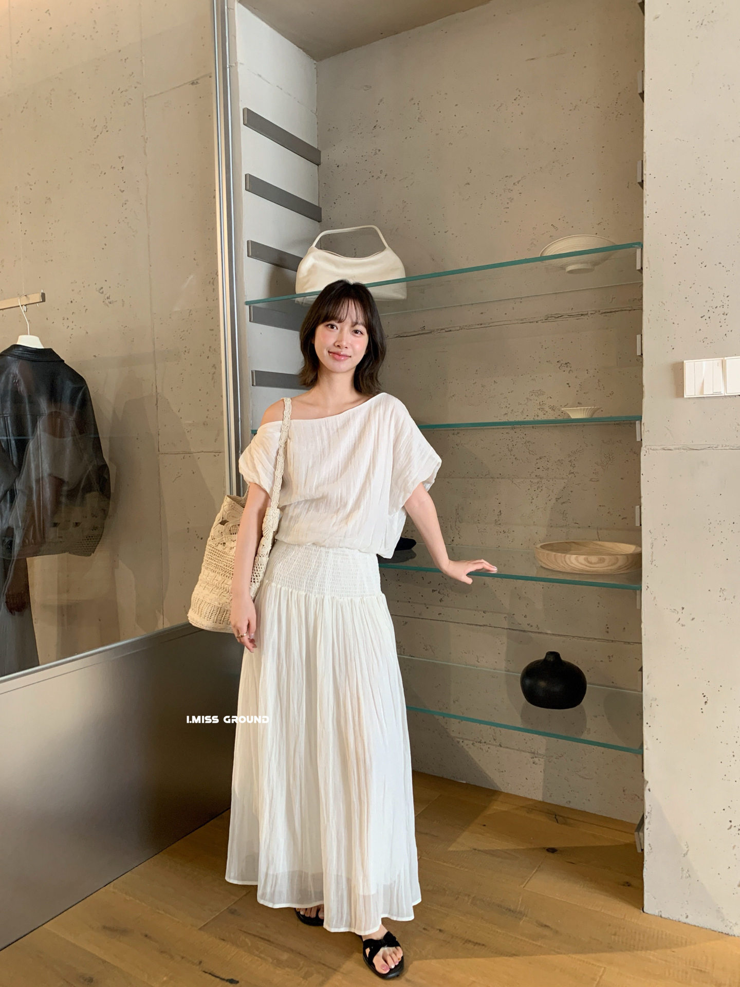 Bộ áo sơ mi lệch vai ngắn tay kết hợp chân váy xếp ly nữ tính phong cách Hàn Quốc — Áo sơ mi trắng, Áo sơ mi hồng cam, Chân váy hồng cam, Trắng nửa váy chi tiết 24