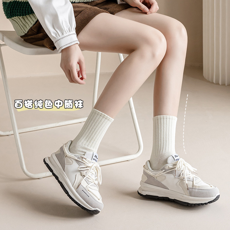 Otoño nuevos calcetines blancos de las mujeres deportes casual alto elástico color sólido media pantorrilla longitud calcetines de algodón negro Zhuji venta al por mayor