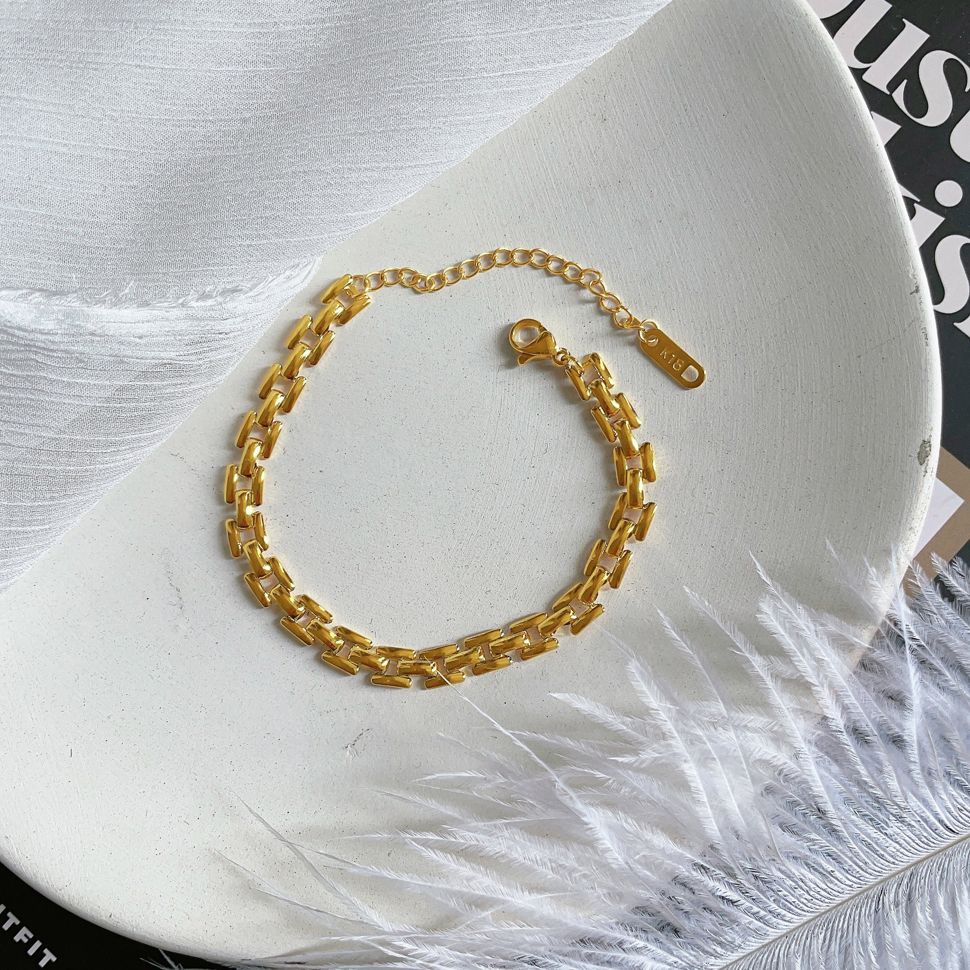 Live hot watch strap bracelet European and American style chain bracelet female titanium steel plated 18K gold fashion simple bracelet INS