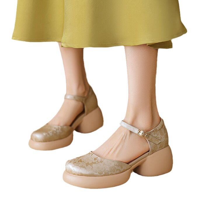 Hecho a mano 2024 nuevo verano una palabra botón sandalias de cabeza de bolsillo para mujeres con suela gruesa aumentando la altura de un solo zapato para mujeres con suela de muffin nuevo estilo chino