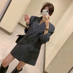 今年は人気のコートの小さいスーツの女性の秋の新型感が街の灰色のスーツのスカートの中で長いタイプを揚げます。