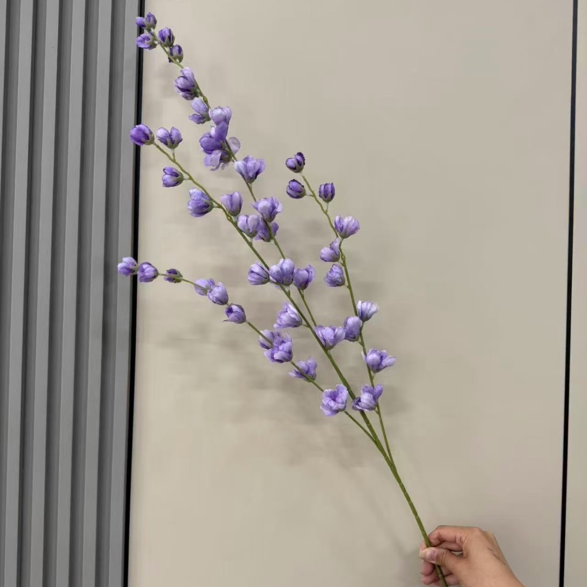 Simulación de 4 ramas altas flores de línea violeta decoración de bodas sala de flores de seda techo alto material floral camino de guía de flores