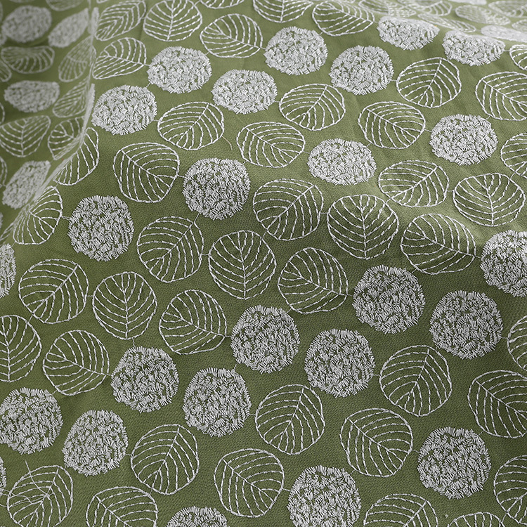 メーカーはラミー麻綿の刺繍布を供給しています。