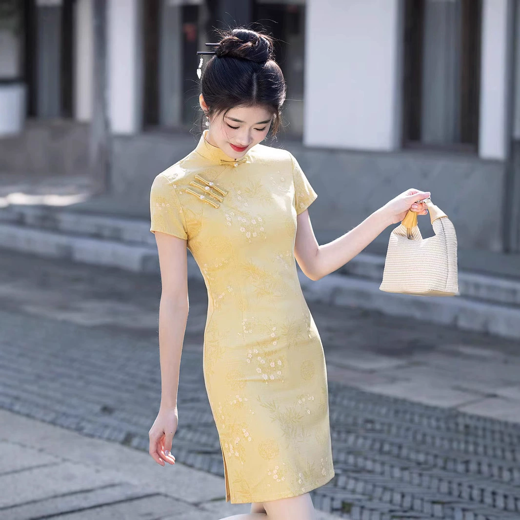 Желтый cheongsam 2025 летний новый улучшенный молодой молодой девушки маленький китайский платье тонкая повседневная темперамент