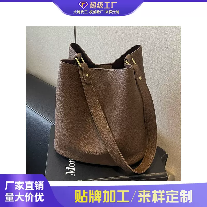 单肩水桶包包2026新款女包上班休闲百搭大容量斜挎包褶皱设计