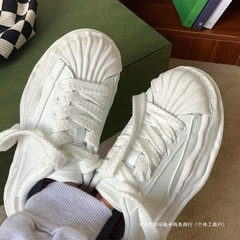 女性用溶解靴、新しい厚底オールホワイトニッチホワイトシューズ、オリジナルシェルトゥホワイトカジュアルスニーカー、女の子用